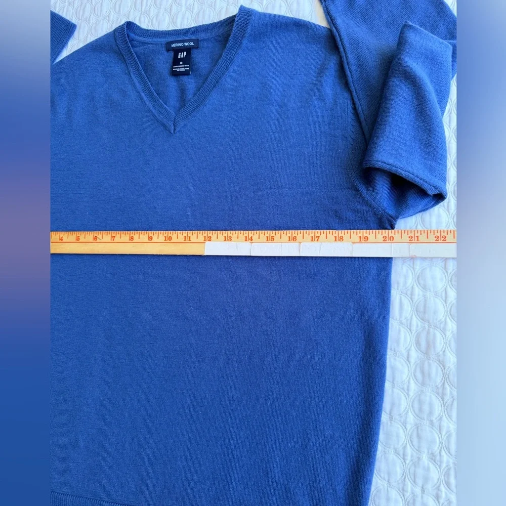 Gap Men’s Merino Wool V-Neck Sweater Blue Size Medium